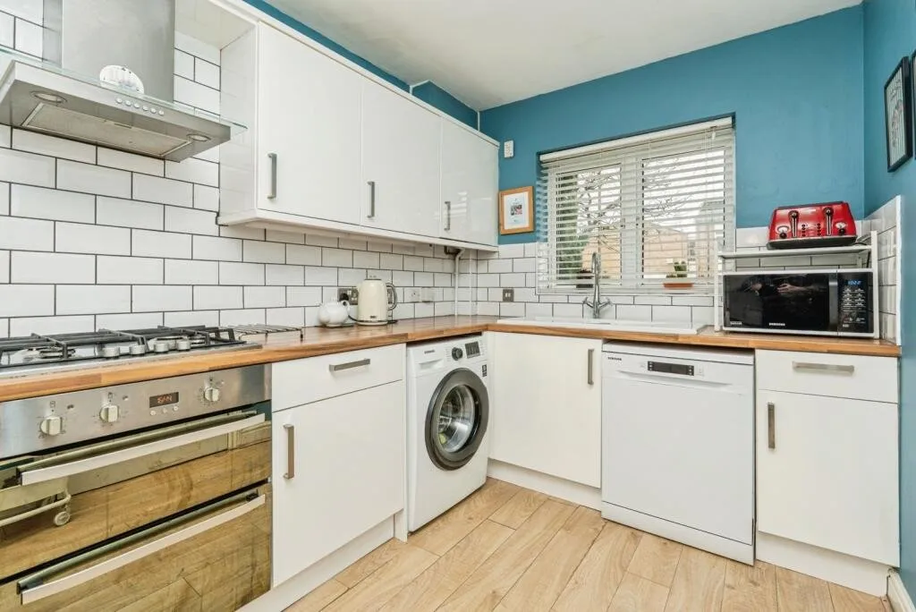 Chertsey Road, Byfleet, KT14, photo 3