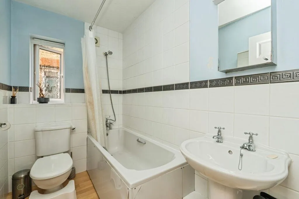 Chertsey Road, Byfleet, KT14, photo 11