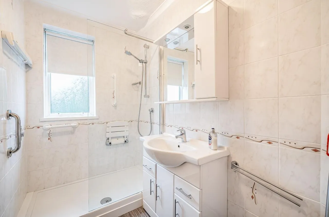 Courtlands Crescent, Banstead, SM7 2PJ, photo 15