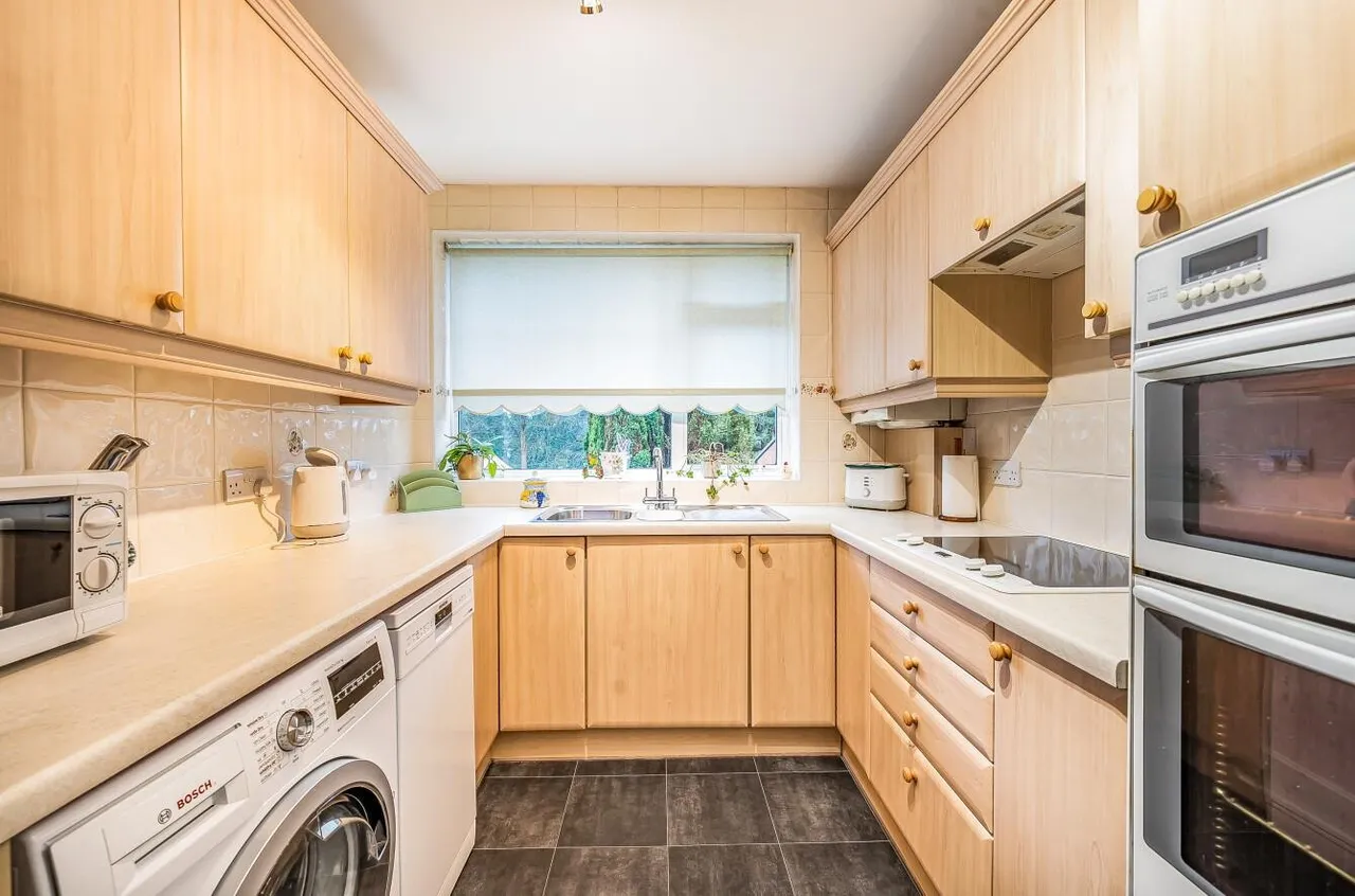 Courtlands Crescent, Banstead, SM7 2PJ, photo 2