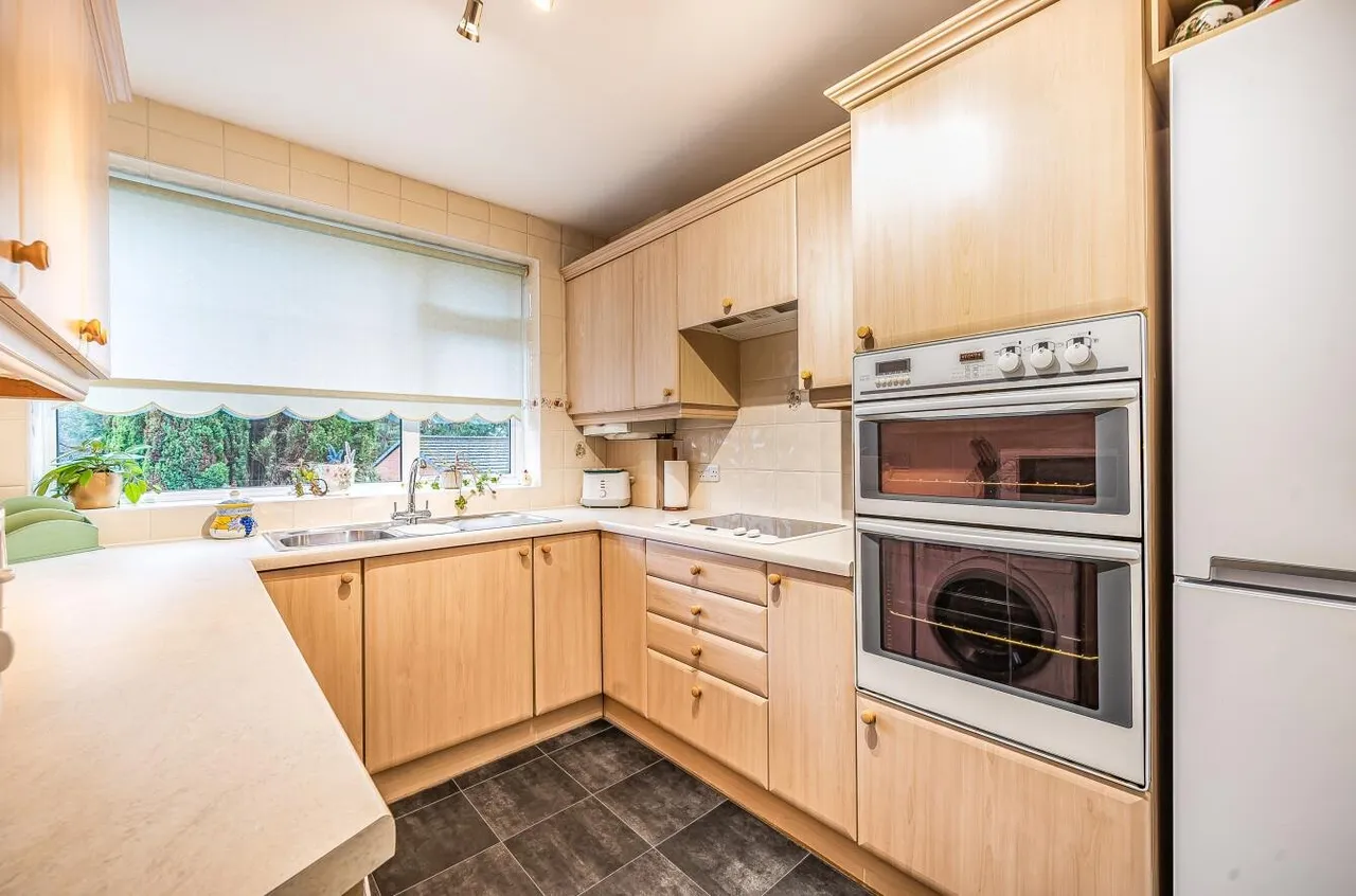 Courtlands Crescent, Banstead, SM7 2PJ, photo 19