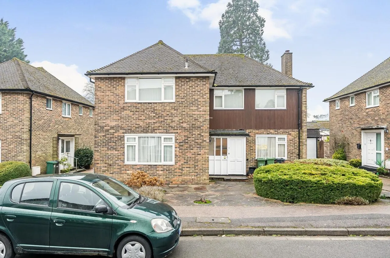 2 bed flat for sale — Courtlands Crescent, Banstead, SM7 2PJ