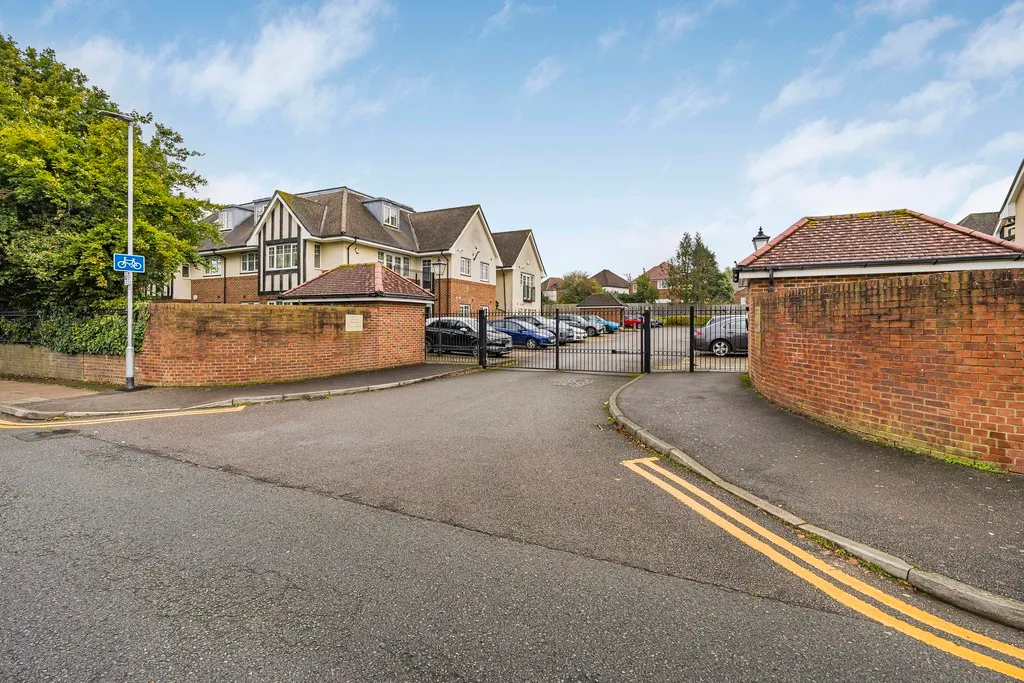 Fairfield Road, Uxbridge, UB8, photo 16