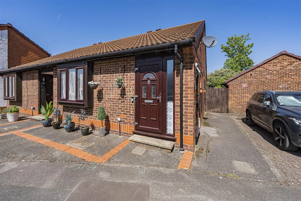 2 bed house for sale — Cobb Close, Datchet, Berkshire, SL3 9QT