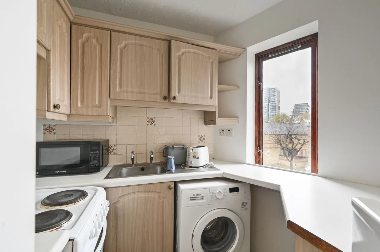 London, E1W, photo 3