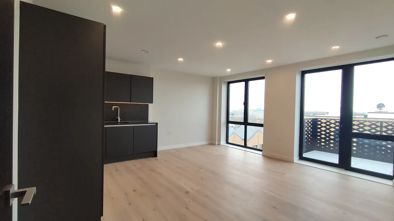 Middle Road, London, W7, photo 11
