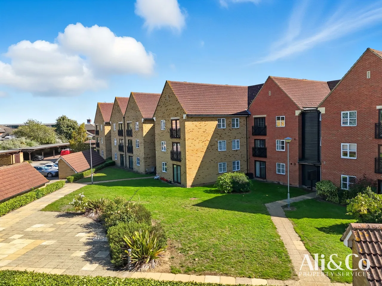 2 bed flat for sale — Fleming Road, Chafford Hundred, Grays, Essex, RM16 6DD