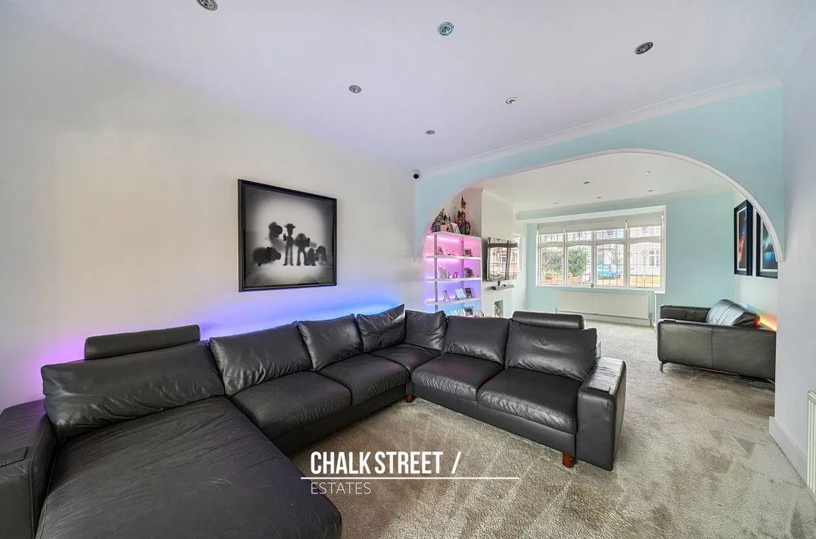 Suttons Lane, Hornchurch, Greater London, RM12 6RL, photo 4