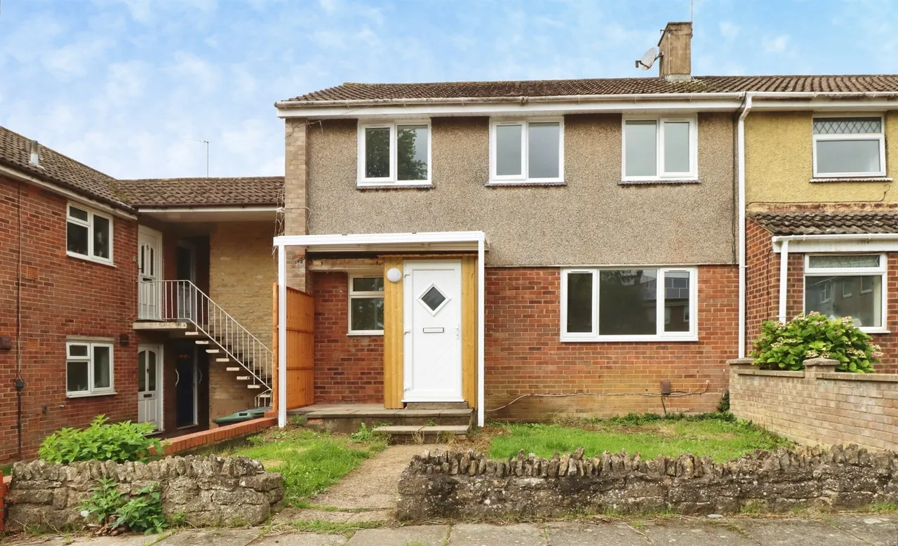 3 bed house for sale — Handcross Court, CORBY