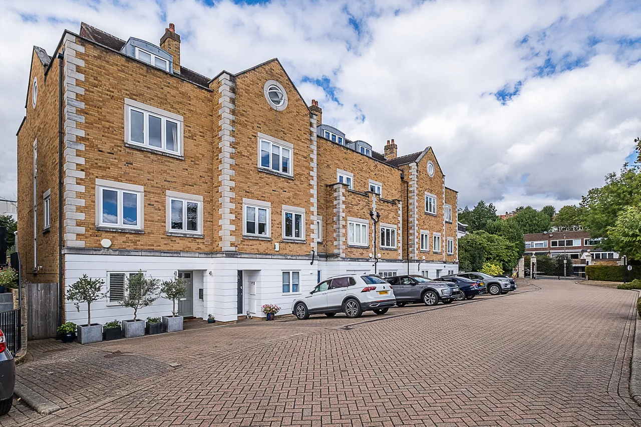4 bed house for sale, Royal Close, London, SW19
