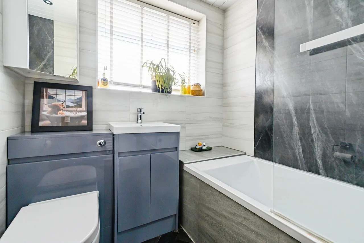 Tong Road, Little Lever, BL3, photo 11