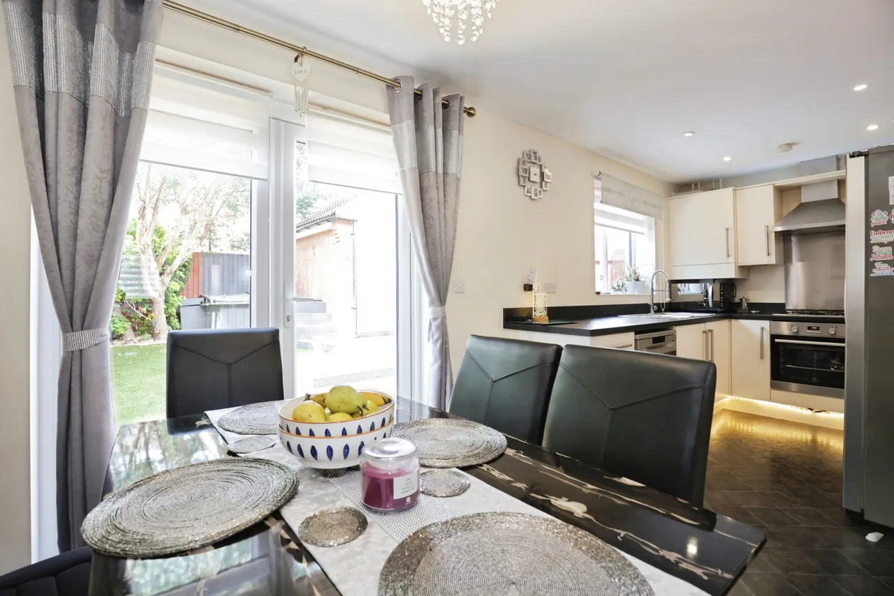 3 bed house for sale — Centenary Way, Wellingborough