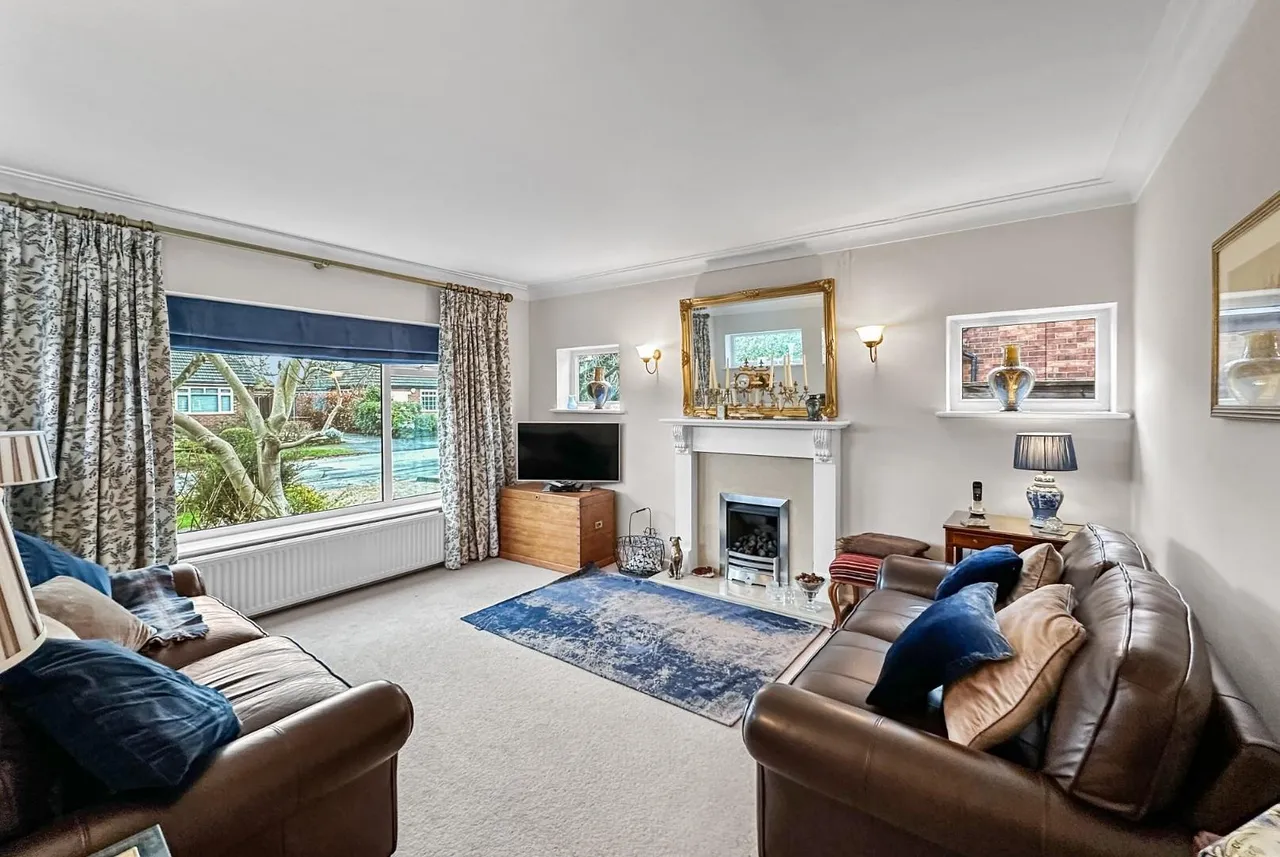 Cottrell Road, Hale Barns, Cheshire WA15 0RT, photo 2