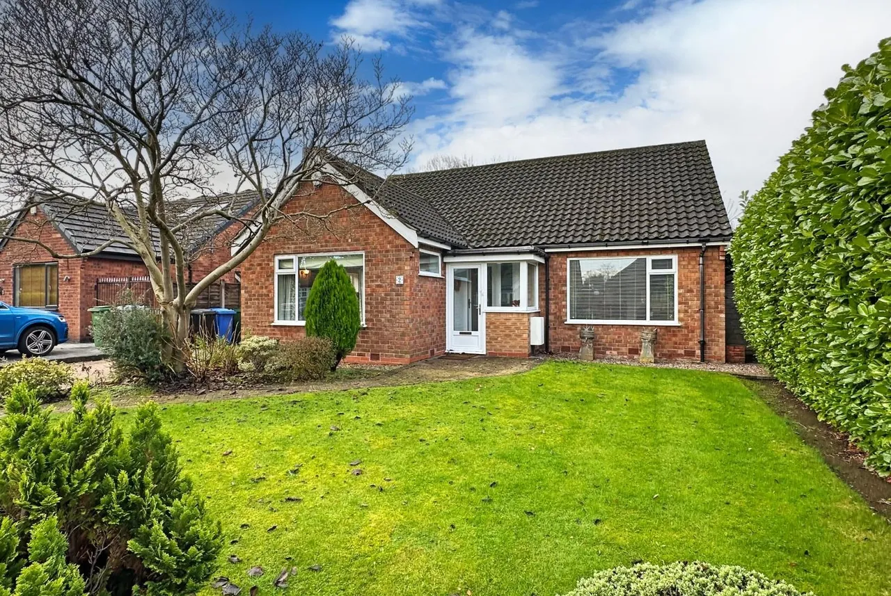 3 bed house for sale — Cottrell Road, Hale Barns, Cheshire WA15 0RT