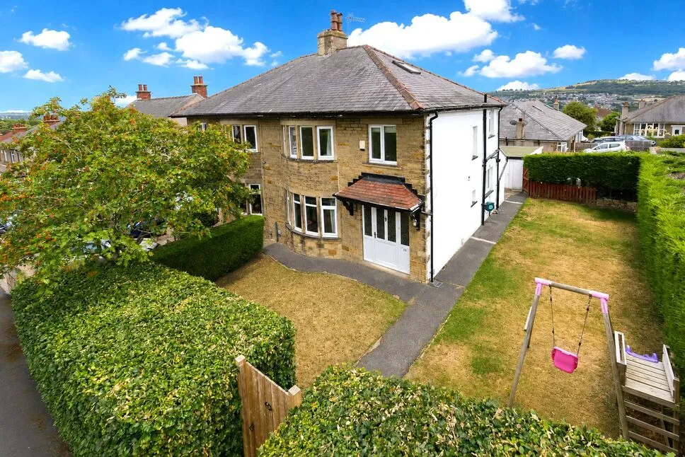 3 bed house for sale — Sandals Road, Baildon, West Yorkshire, BD17