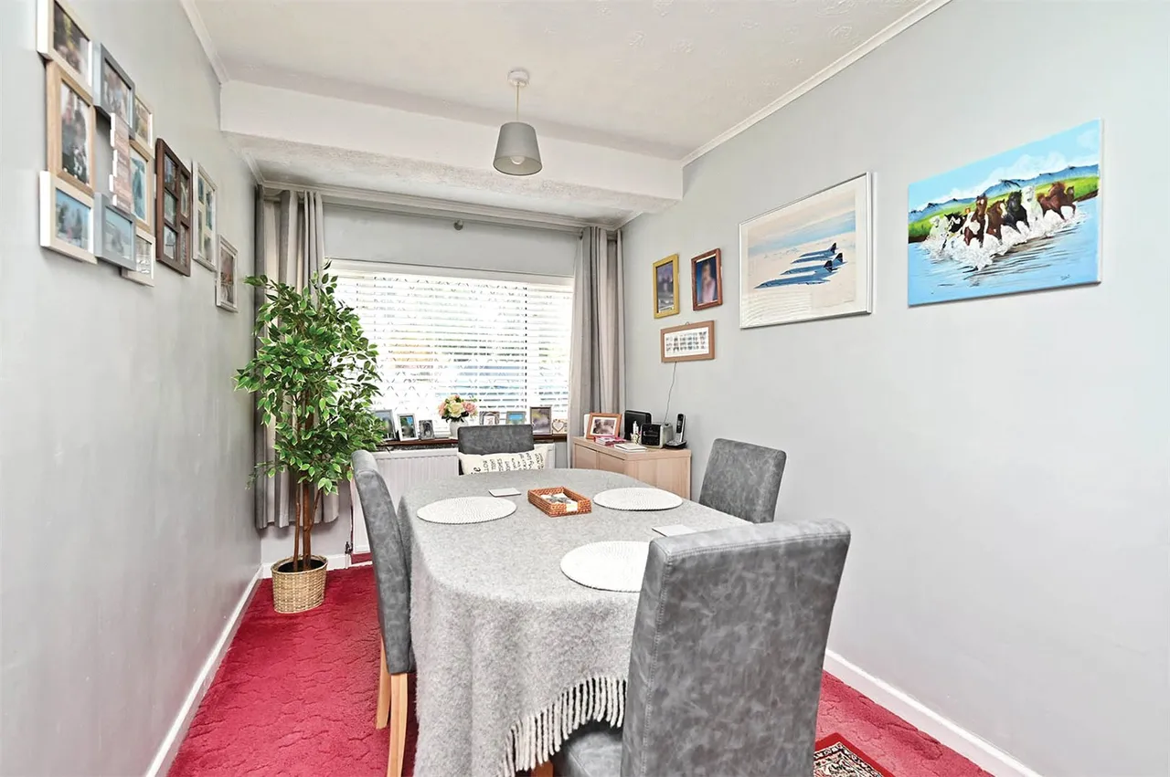 Cotswold Close, Farnborough, Hampshire, GU14 9HP, photo 4
