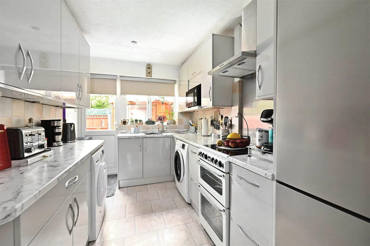 Cotswold Close, Farnborough, Hampshire, GU14 9HP, photo 3