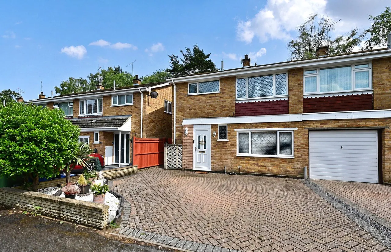 3 bed house for sale — Cotswold Close, Farnborough, Hampshire, GU14 9HP