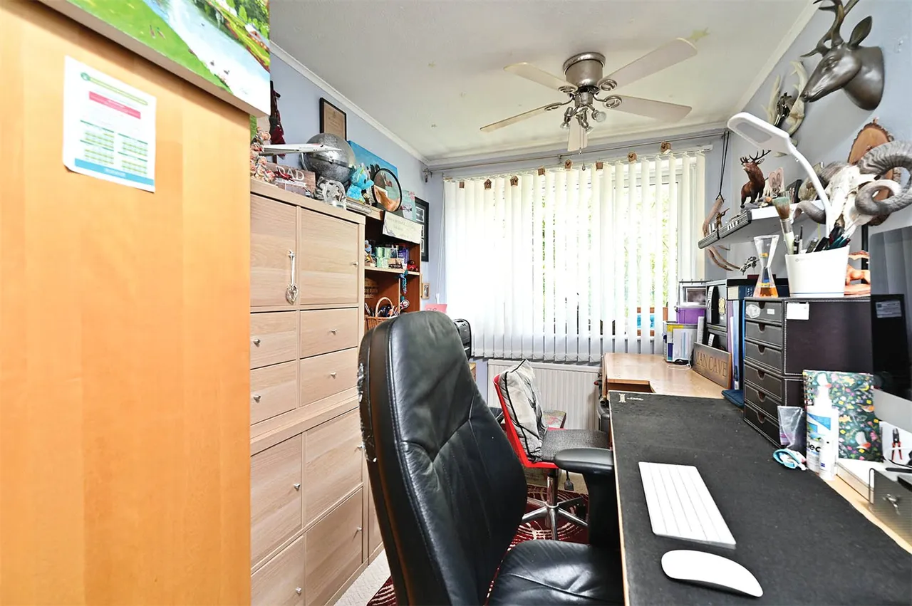 Cotswold Close, Farnborough, Hampshire, GU14 9HP, photo 9