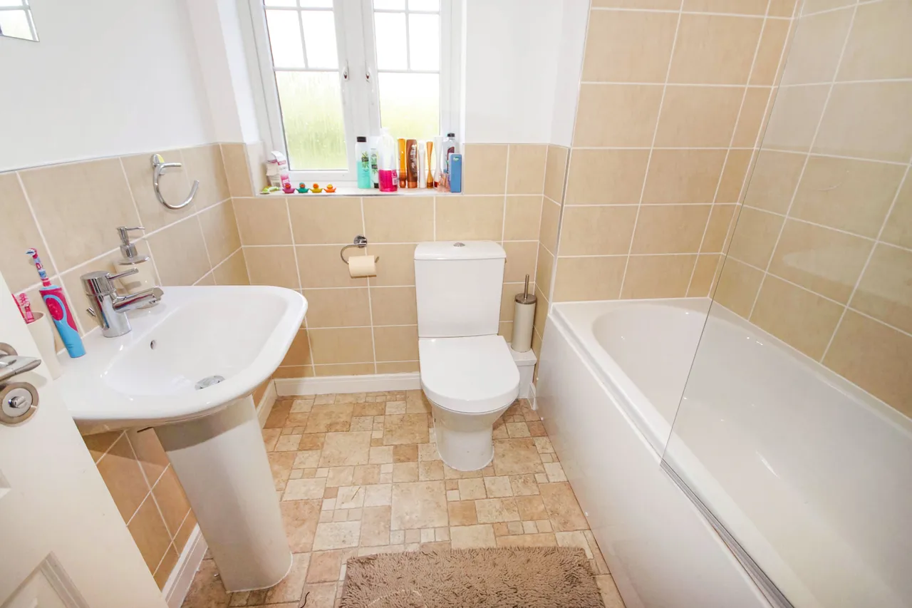 Canal Court, Hempsted, photo 4