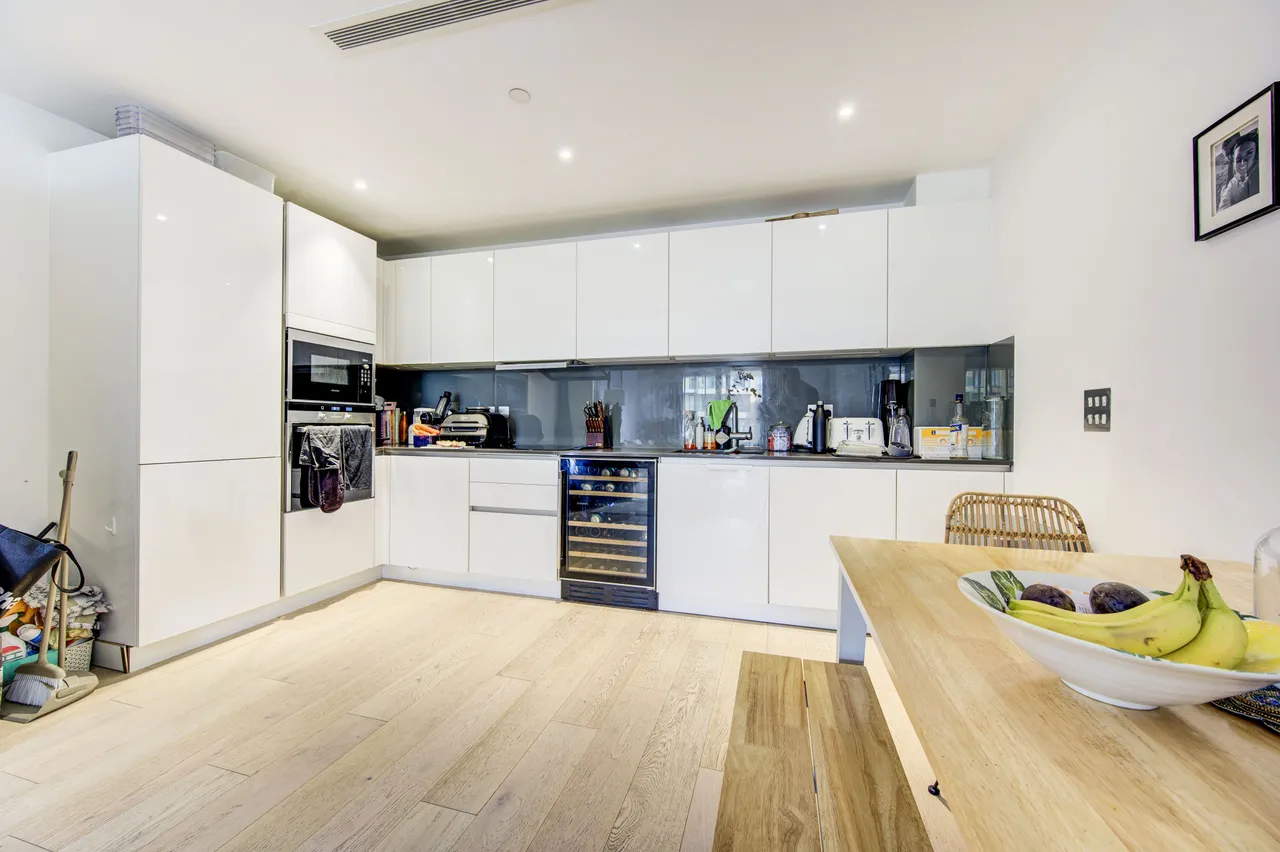 2 bed flat for sale — 23 Westbourne Apartments, 5 Central Avenue, London