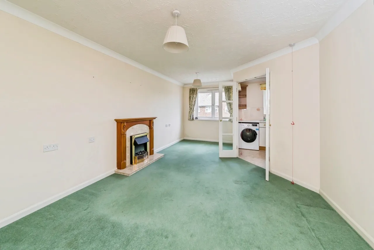 Gales Drive, Crawley, RH10, photo 3