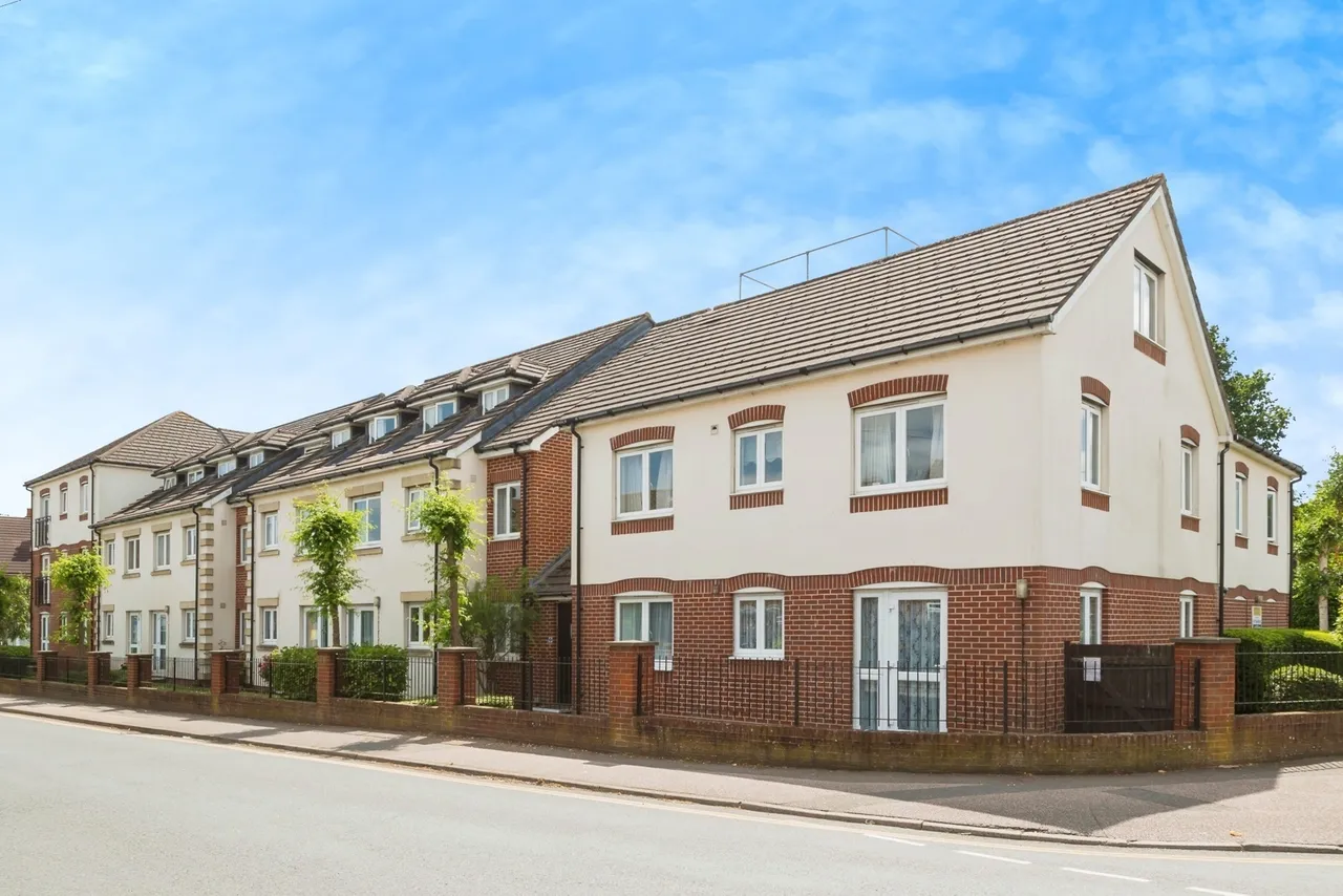 Gales Drive, Crawley, RH10, photo 17