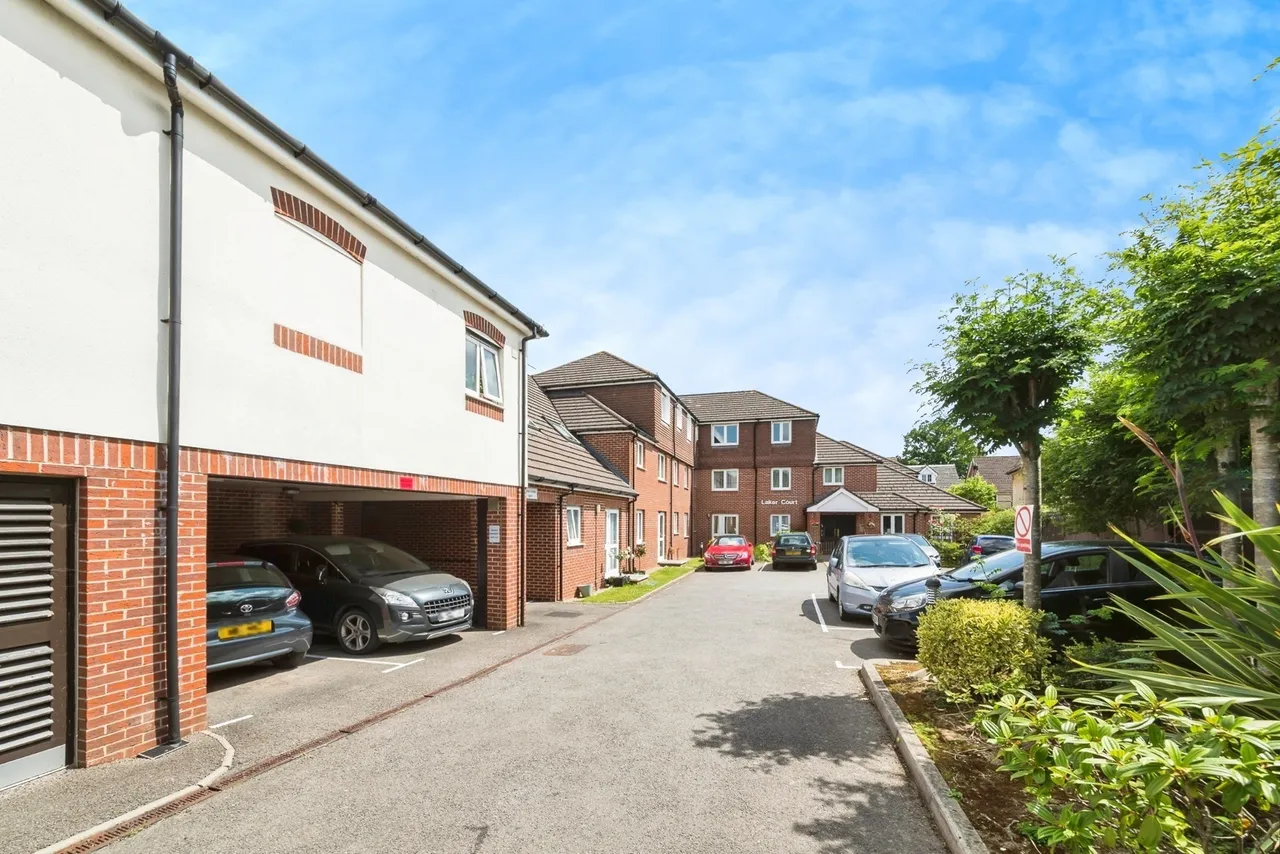 Gales Drive, Crawley, RH10, photo 12