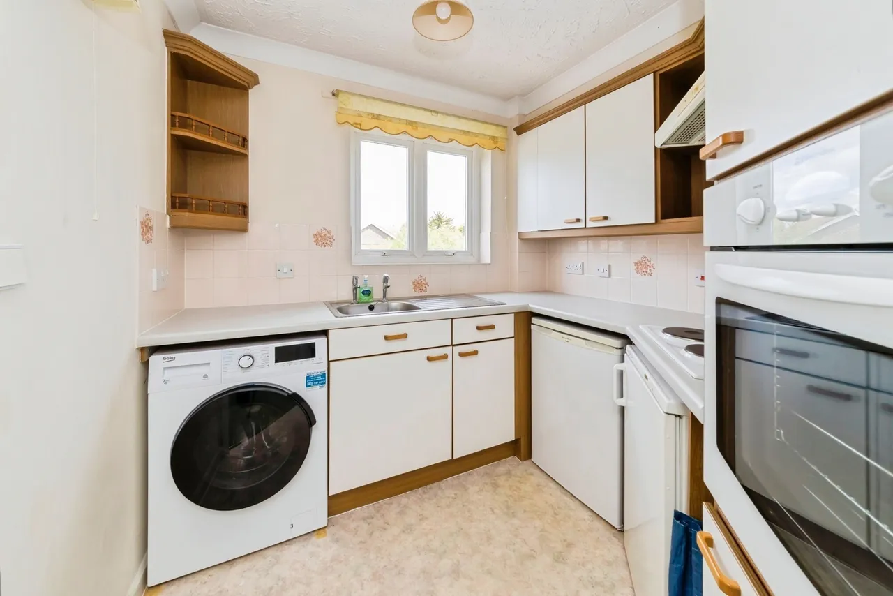 Gales Drive, Crawley, RH10, photo 4
