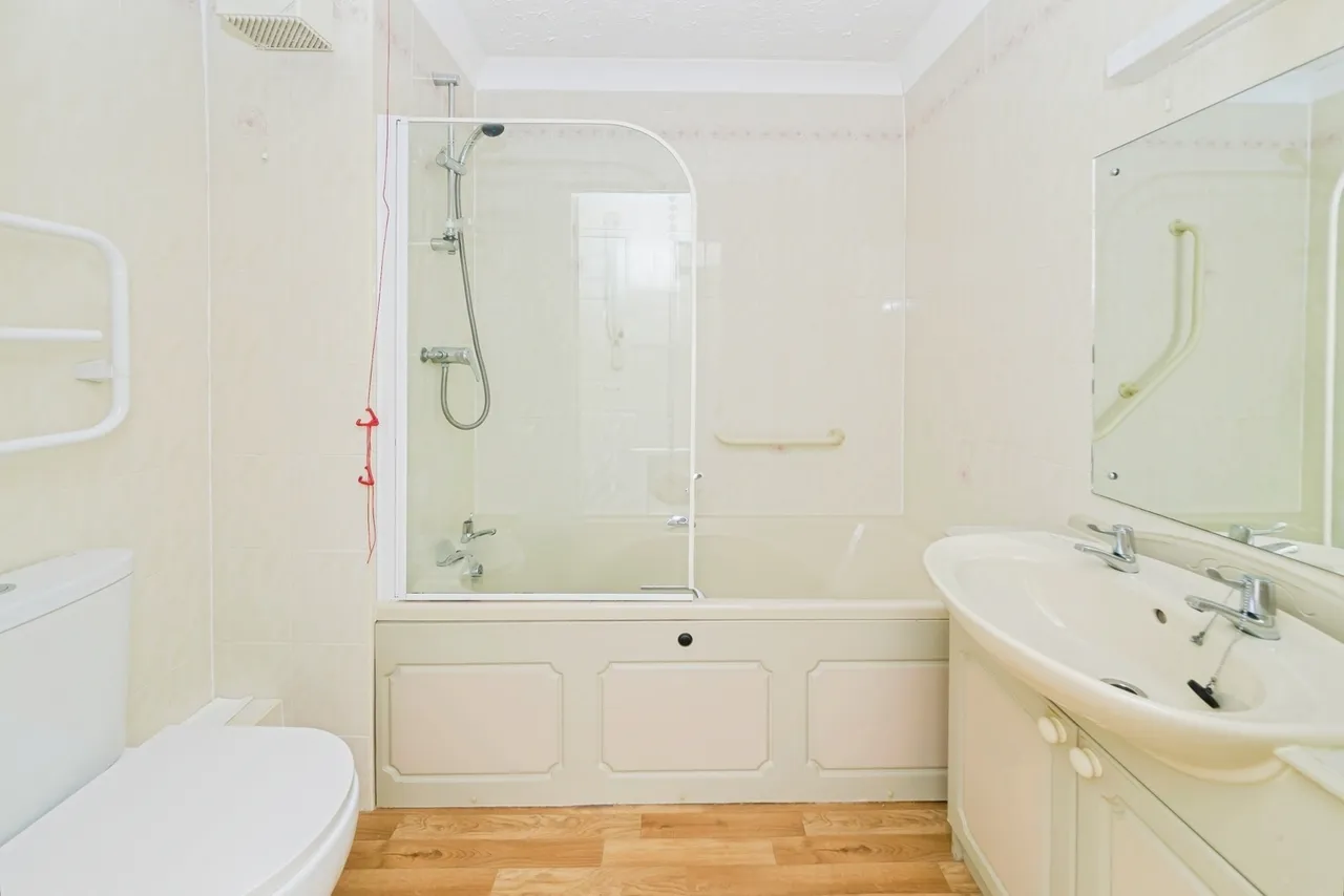 Gales Drive, Crawley, RH10, photo 5