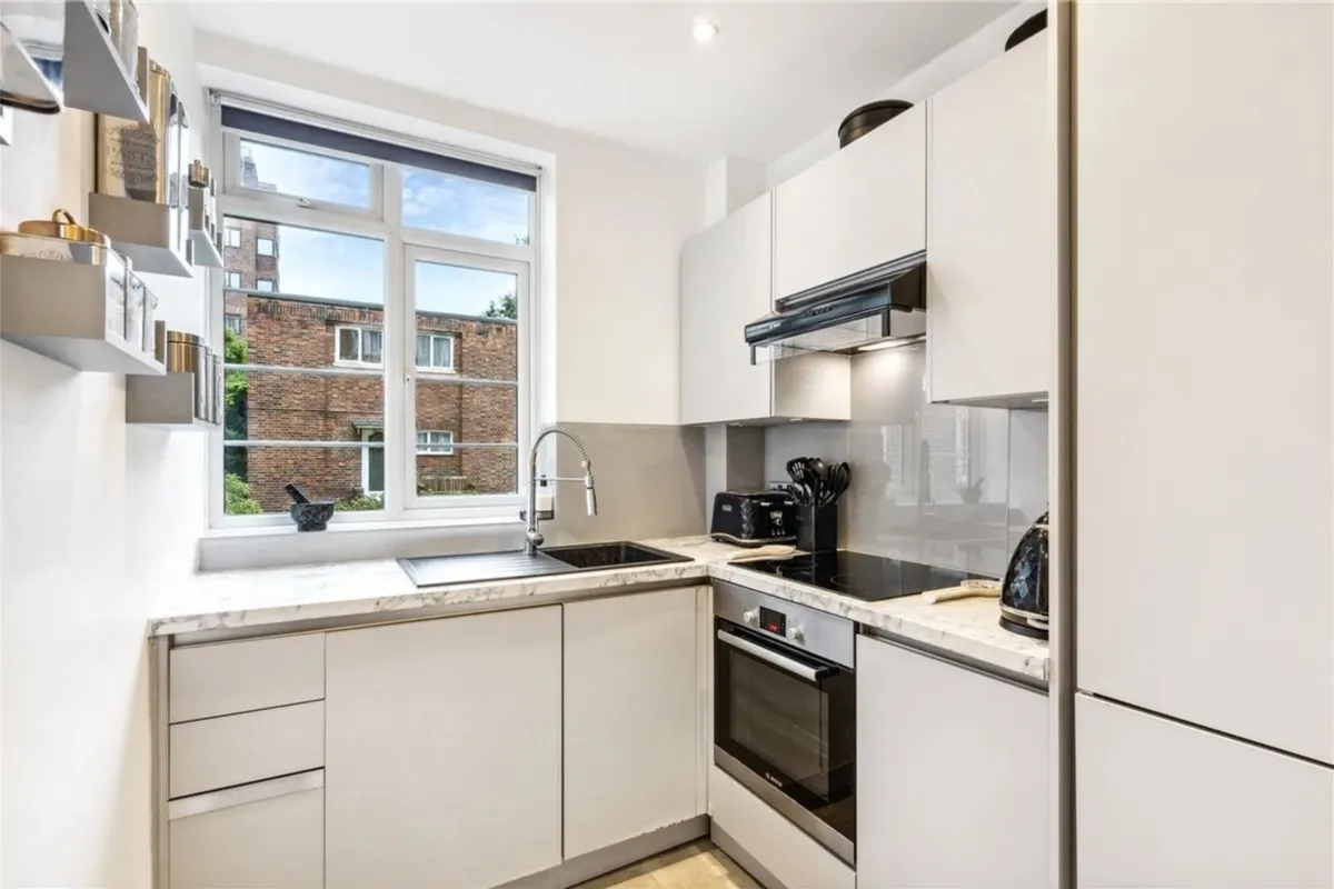 Pembroke Road Kensington W8, photo 2
