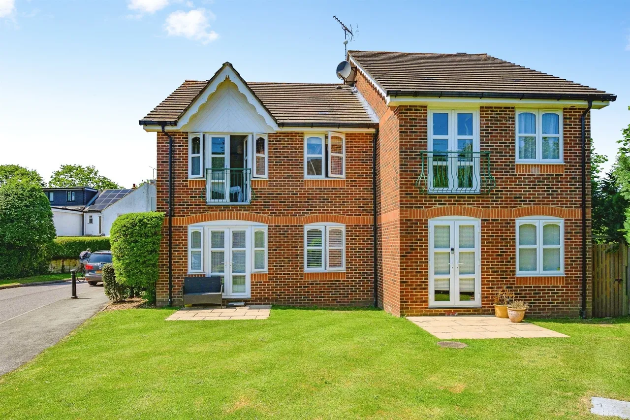 2 bed flat for sale — Foxlands Close, Leavesden, WATFORD