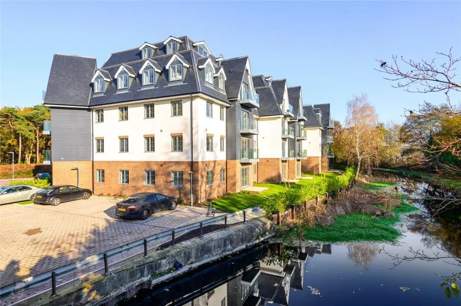 2 bed flat to rent, Britannia Wharf, Woking, GU21