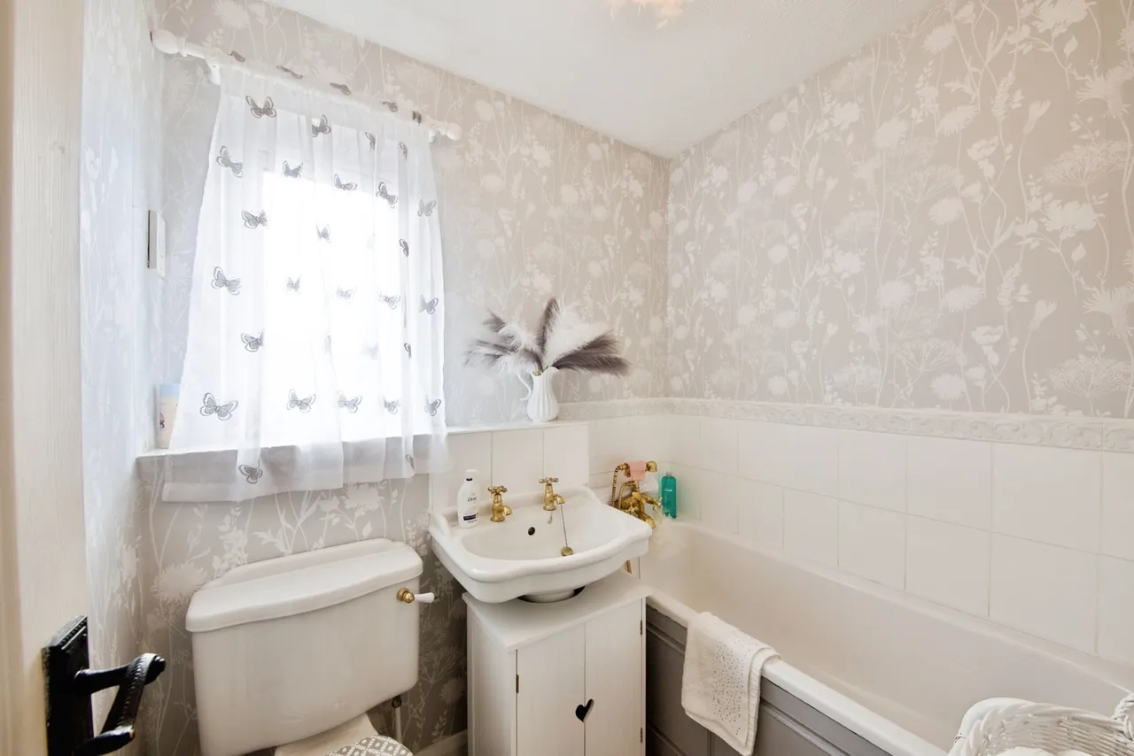 Putney Gardens, Chadwell Heath, RM6, photo 8