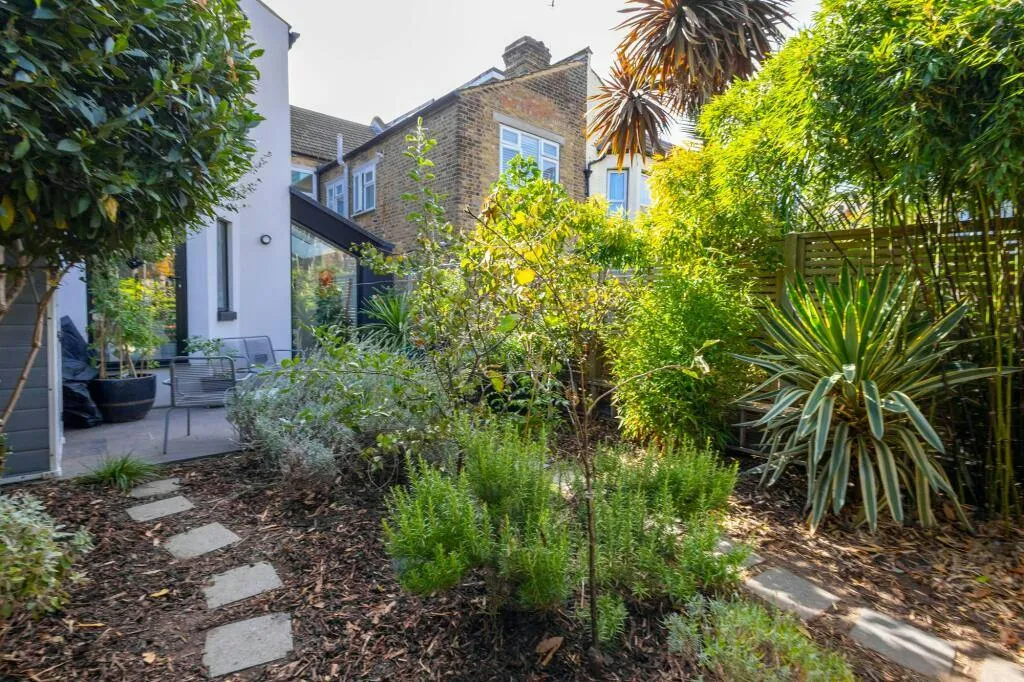 Second Avenue, London, E17, photo 20