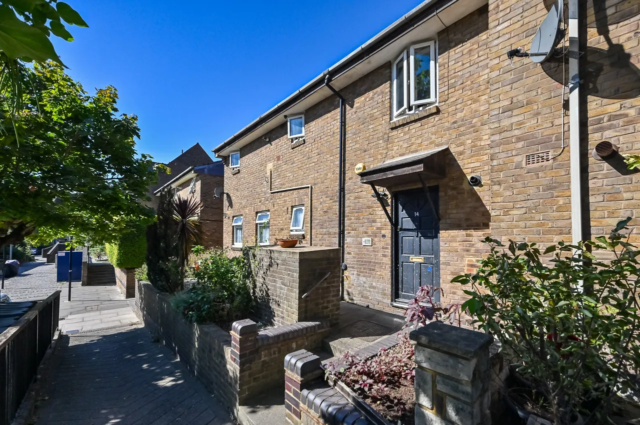 1 bed flat for sale — 14 Wine Close, London
