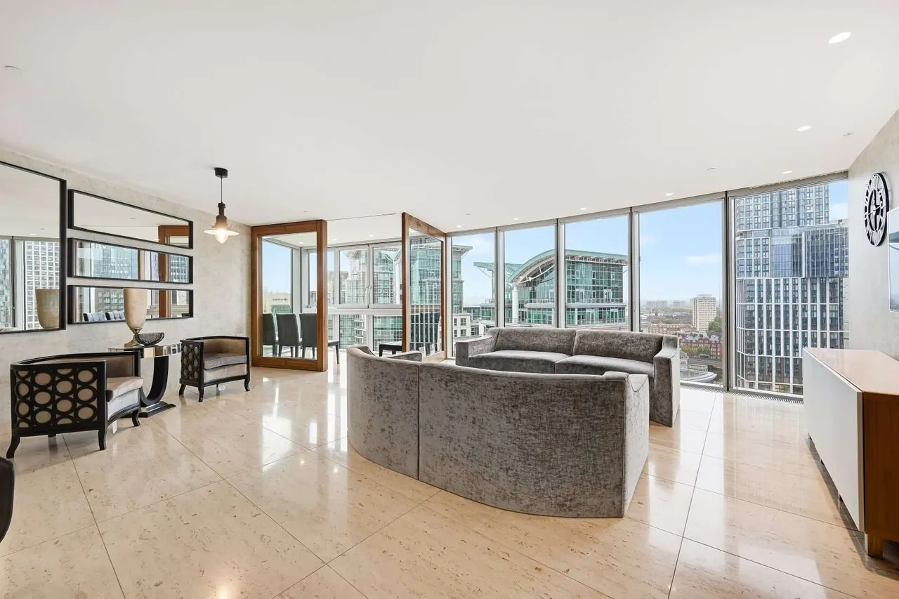 2 bed flat to rent, St. George Wharf, London, SW8