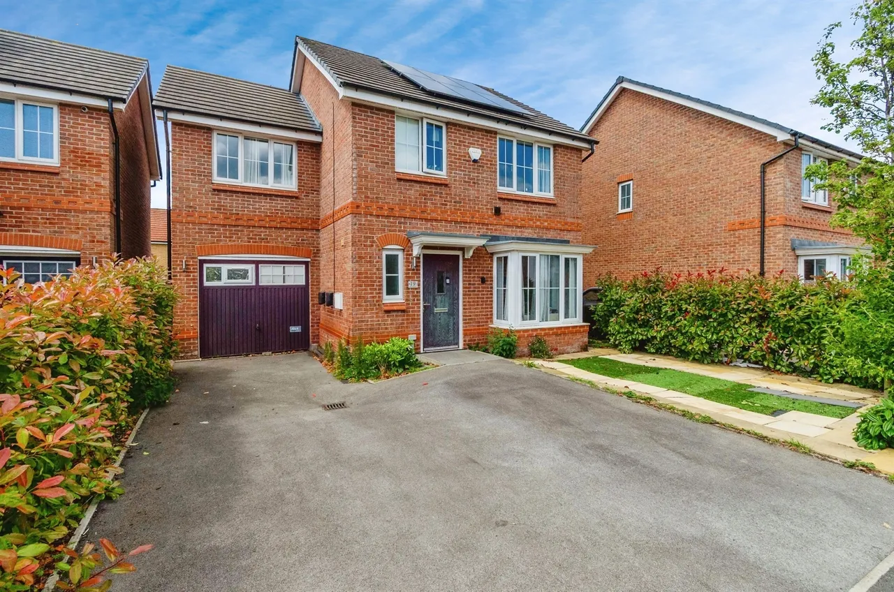 3 bed house for sale — Bagwall Crescent, Wednesbury