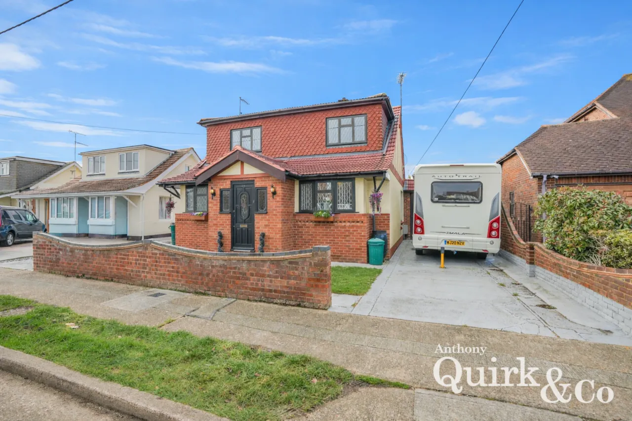 5 bed property for sale, Runnymede Road, Canvey Island, SS8