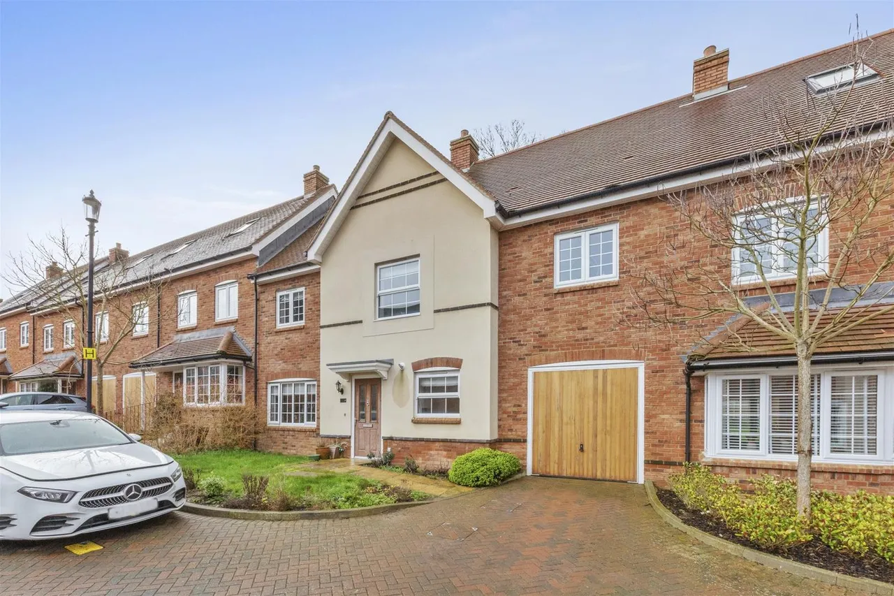 3 bed property for sale, De Havilland Court, High Wycombe, HP13
