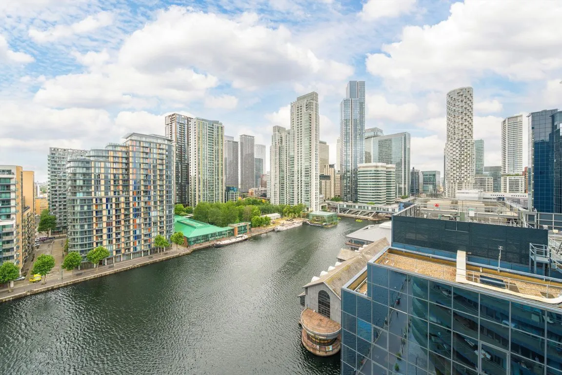 Crossharbour Plaza, Canary Wharf, photo 2