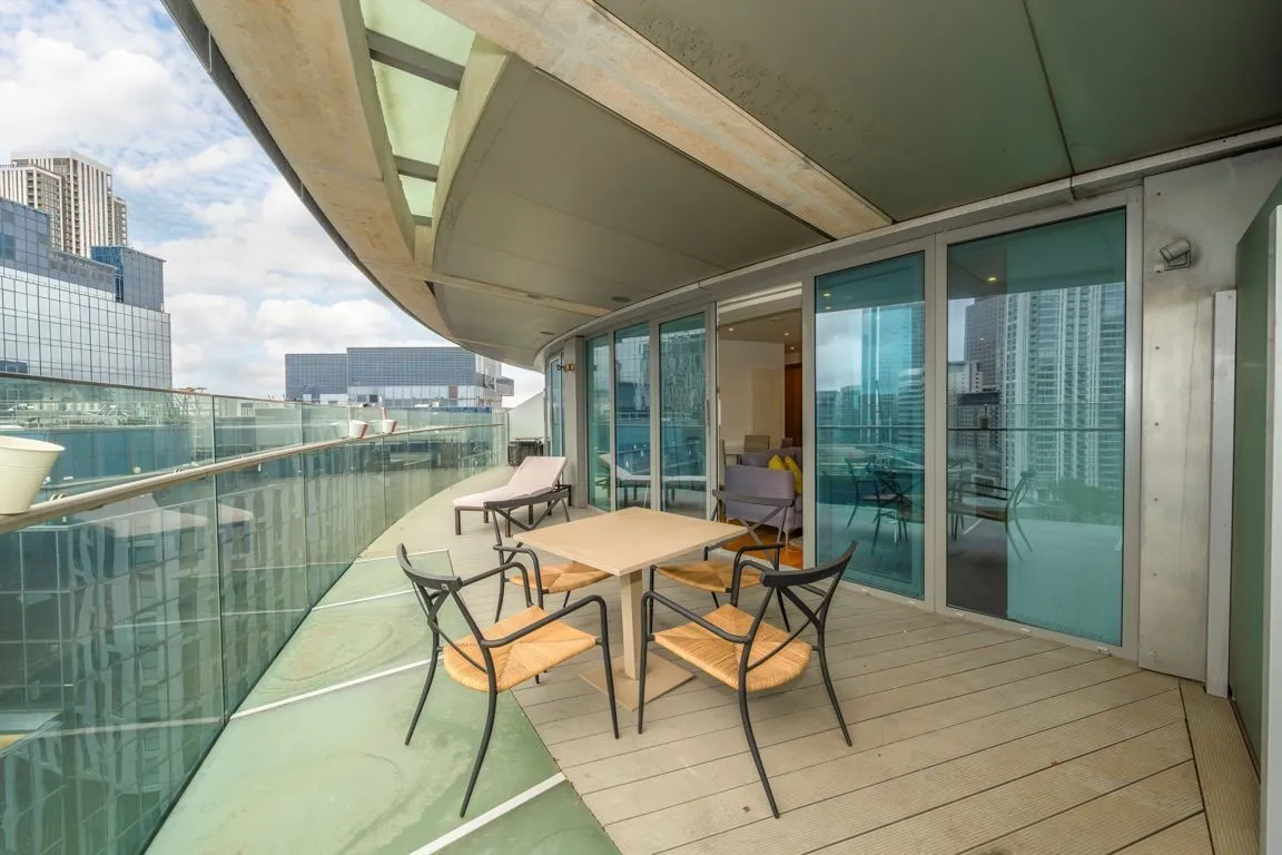 2 bed flat for sale — Crossharbour Plaza, Canary Wharf
