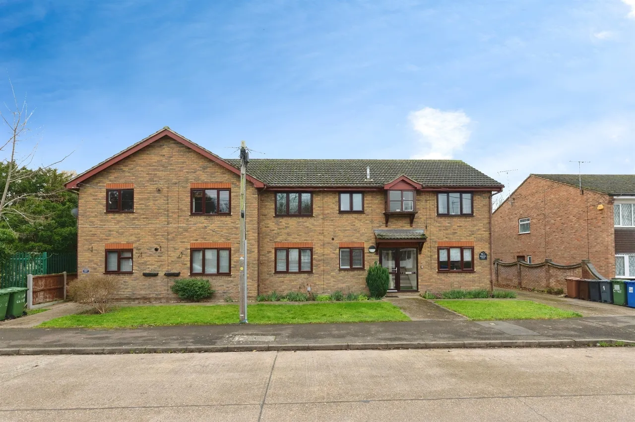 1 bed flat for sale — Lower Crescent, Linford, Stanford-Le-Hope