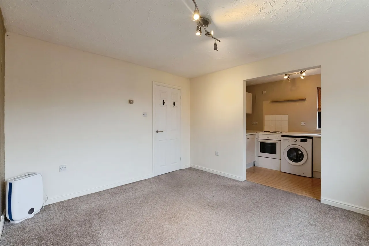 Lower Crescent, Linford, Stanford-Le-Hope, photo 4