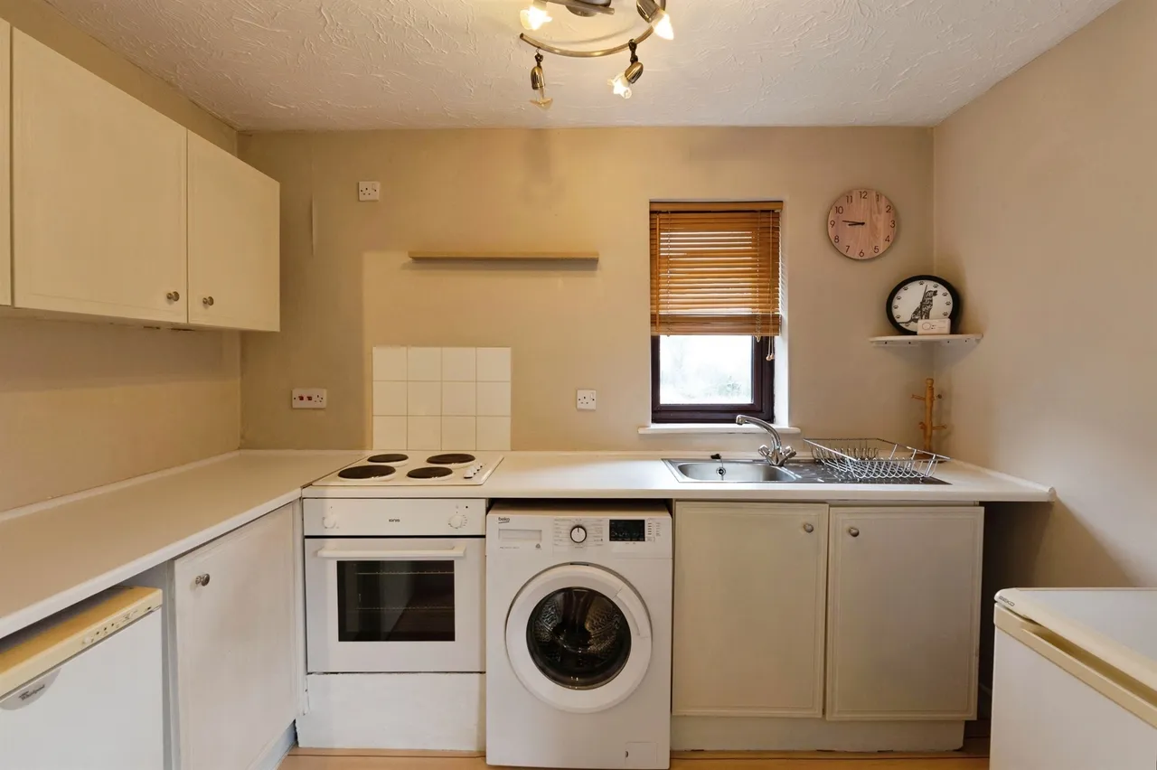 Lower Crescent, Linford, Stanford-Le-Hope, photo 2