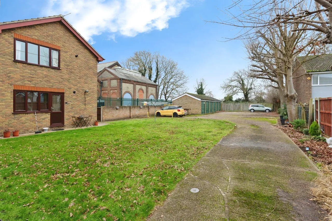 Lower Crescent, Linford, Stanford-Le-Hope, photo 10