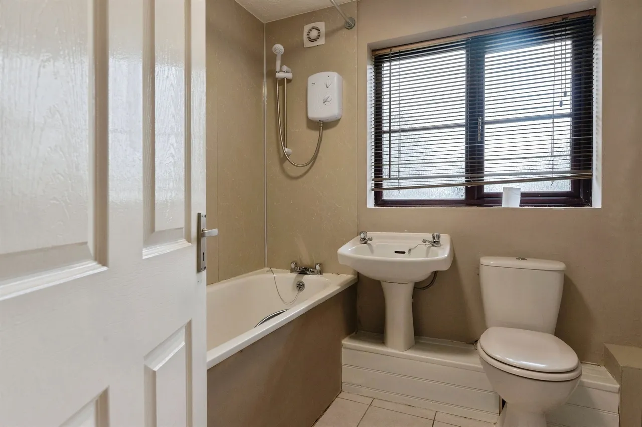 Lower Crescent, Linford, Stanford-Le-Hope, photo 9