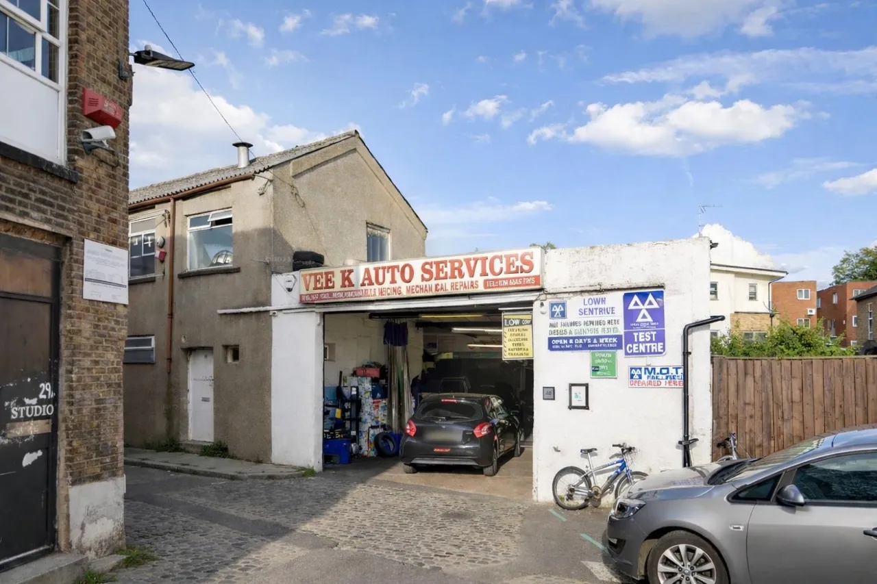 accommodation for sale — Belfast Road, London