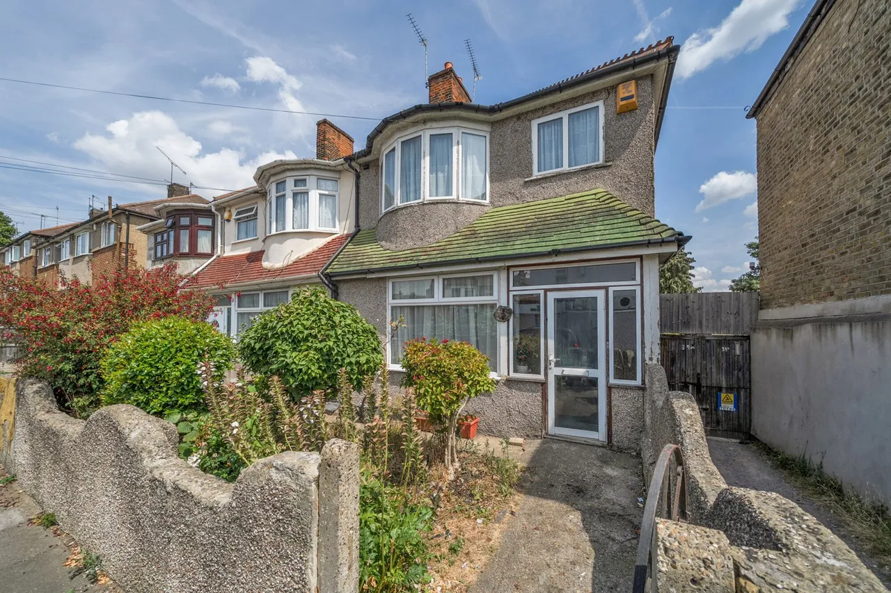3 bed house for sale — Swingate Lane, SE18