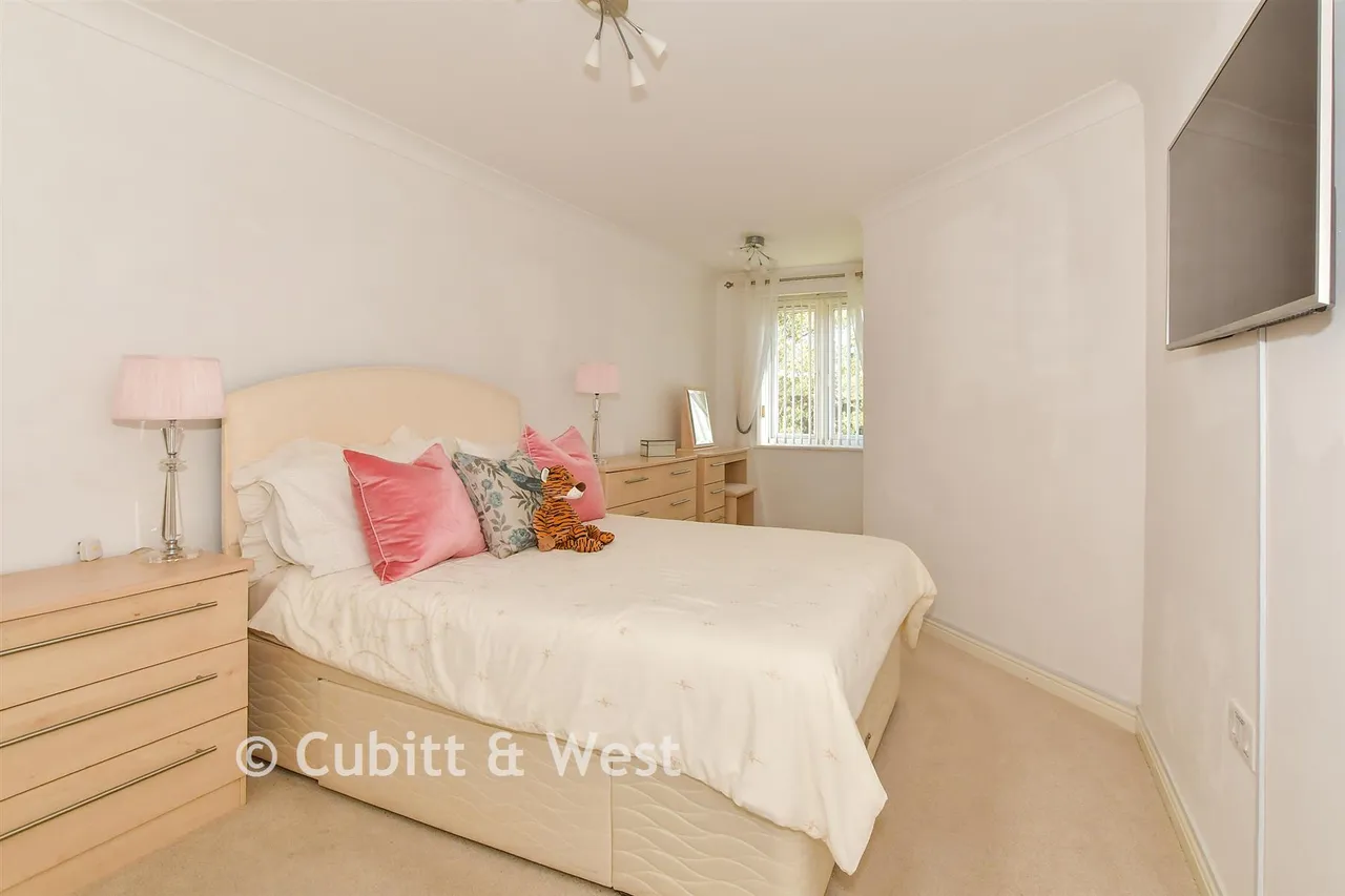 Kings Road, Horsham, RH13, photo 8